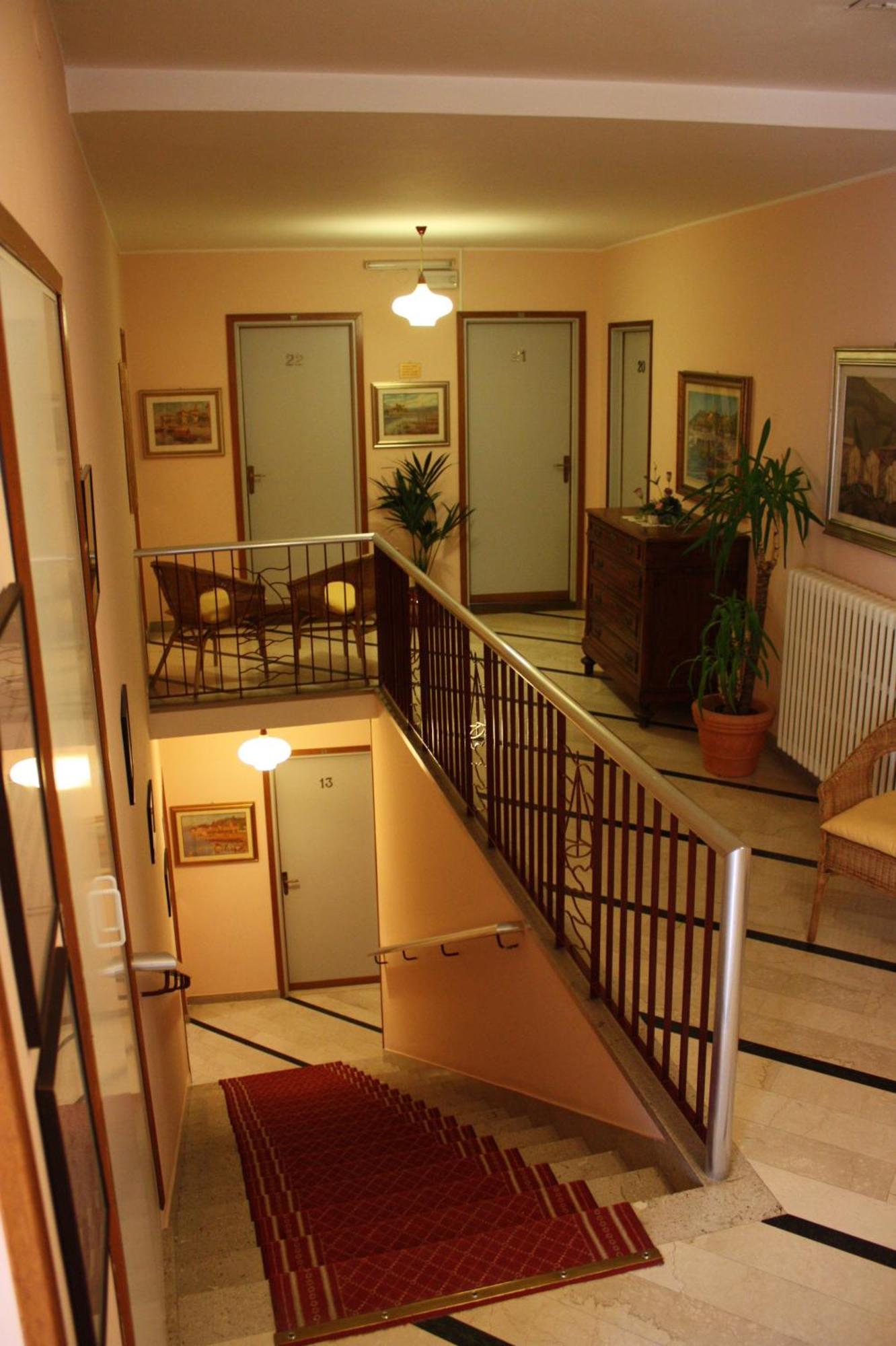 Albergo Riva 레노 디 레기우노 외부 사진